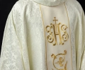 Ornat ecru z haftowanym pasem z monogramem IHS - S-7059-05-67 - HAF S-7059-05-67 - Dewocjonalia P.H. Jakóbczak - Katolicki sklep liturgiczny i hurtownia