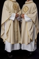 Ornat ecru z haftowanym pasem z monogramem IHS - S-7067-05-70 - HAF S-7067-05-70 - Dewocjonalia P.H. Jakóbczak - Katolicki sklep liturgiczny i hurtownia