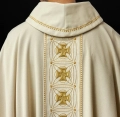 Ornat ecru z haftowanym pasem z motywem krzyży - S-7071-05-70 - HAF S-7071-05-70 - Dewocjonalia P.H. Jakóbczak - Katolicki sklep liturgiczny i hurtownia