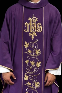 Ornat fioletowy z haftowanym pasem z monogramem IHS i motywem kwiatowym - S-7051-03-53