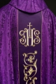 Ornat fioletowy z haftowanym pasem z monogramem IHS - S-7059-03-67 - HAF S-7059-03-67 - Dewocjonalia P.H. Jakóbczak - Katolicki sklep liturgiczny i hurtownia