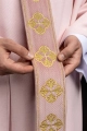 Ornat różowy z haftowanym pasem z motywem krzyża - S-7069-08-70 - HAF S-7069-08-70 - Dewocjonalia P.H. Jakóbczak - Katolicki sklep liturgiczny i hurtownia