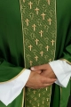 Ornat zielony z haftowanym pasem z motywem krzyży - S-7062-01-53 - HAF S-7062-01-53 - Dewocjonalia P.H. Jakóbczak - Katolicki sklep liturgiczny i hurtownia