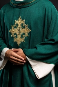 Ornat zielony z haftowanym krzyżem - S-7065-01-70