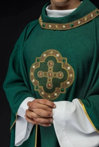 Ornat zielony z haftowanym krzyżem - S-7066-01-70