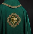 Ornat zielony z haftowanym pasem z monogramem IHS - S-7073-01-70 - HAF S-7073-01-70 - Dewocjonalia P.H. Jakóbczak - Katolicki sklep liturgiczny i hurtownia