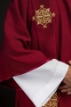 Dalmatyka czerwona z haftowanym krzyżem i aksamitnymi pasami - LE/1030/02/B - HAF LE/1030/02/B - Dewocjonalia P.H. Jakóbczak - Katolicki sklep liturgiczny i hurtownia