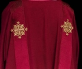 Dalmatyka czerwona z haftowanym krzyżem i aksamitnymi pasami - LE/1030/02/B - HAF LE/1030/02/B - Dewocjonalia P.H. Jakóbczak - Katolicki sklep liturgiczny i hurtownia