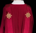 Dalmatyka czerwona z haftowanym krzyżem i aksamitnymi pasami - LE/1030/02/B - HAF LE/1030/02/B - Dewocjonalia P.H. Jakóbczak - Katolicki sklep liturgiczny i hurtownia