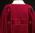 Dalmatyka czerwona z haftowanymi krzyżami i aksamitnymi pasami - LE/1073/02/B - HAF LE/1073/02/B - Dewocjonalia P.H. Jakóbczak - Katolicki sklep liturgiczny i hurtownia