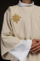 Dalmatyka ecru z haftowanym krzyżem i aksamitnymi pasami - LE/1030/05/B - HAF LE/1030/05/B - Dewocjonalia P.H. Jakóbczak - Katolicki sklep liturgiczny i hurtownia