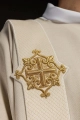 Dalmatyka ecru z haftowanym krzyżem i aksamitnymi pasami - LE/1030/05/B - HAF LE/1030/05/B - Dewocjonalia P.H. Jakóbczak - Katolicki sklep liturgiczny i hurtownia