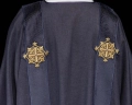 Dalmatyka fioletowa z haftowanym krzyżem i aksamitnymi pasami - LE/1030/03/B - HAF LE/1030/03/B - Dewocjonalia P.H. Jakóbczak - Katolicki sklep liturgiczny i hurtownia