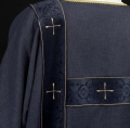 Dalmatyka fioletowa z haftowanymi krzyżami i aksamitnymi pasami - LE/1073/03/B - HAF LE/1073/03/B - Dewocjonalia P.H. Jakóbczak - Katolicki sklep liturgiczny i hurtownia