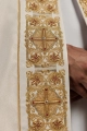 Kapa liturgiczna ecru z haftowanym pasem z monogramem IHS - LE/3010/05 - HAF LE/3010/05 - Dewocjonalia P.H. Jakóbczak - Katolicki sklep liturgiczny i hurtownia
