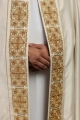 Kapa liturgiczna ecru z haftowanym pasem z monogramem IHS - LE/3010/05 - HAF LE/3010/05 - Dewocjonalia P.H. Jakóbczak - Katolicki sklep liturgiczny i hurtownia