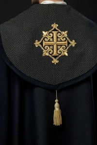 Kapa liturgiczna czarna z aksamitnym pasem i haftowanym krzyżem - LE/3029/07