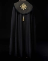 Kapa liturgiczna czarna z aksamitnym pasem i haftowanym krzyżem - LE/3029/07 - HAF LE/3029/07 - Dewocjonalia P.H. Jakóbczak - Katolicki sklep liturgiczny i hurtownia