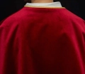 Aksamitna pelerynka ministrancka czerwona wiązana - KKP/042/02/76 - HAF KKP/042/02/76 - Dewocjonalia P.H. Jakóbczak - Katolicki sklep liturgiczny i hurtownia