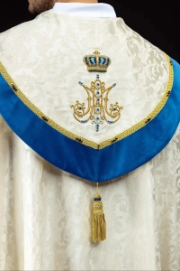 Ręcznie zdobiona kapa liturgiczna ecru z haftem maryjnym i kamieniami naturalnymi - HM/3006/05/88