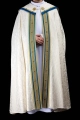 Ręcznie zdobiona kapa liturgiczna ecru z haftem maryjnym i kamieniami naturalnymi - HM/3006/05/88 - HAF HM/3006/05/88 - Dewocjonalia P.H. Jakóbczak - Katolicki sklep liturgiczny i hurtownia