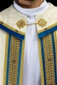 Ręcznie zdobiona kapa liturgiczna ecru z haftem maryjnym i kamieniami naturalnymi - HM/3006/05/88 - HAF HM/3006/05/88 - Dewocjonalia P.H. Jakóbczak - Katolicki sklep liturgiczny i hurtownia