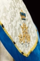 Ręcznie zdobiona kapa liturgiczna ecru z haftem maryjnym i kamieniami naturalnymi - HM/3006/05/88 - HAF HM/3006/05/88 - Dewocjonalia P.H. Jakóbczak - Katolicki sklep liturgiczny i hurtownia