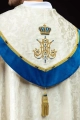 Ręcznie zdobiona kapa liturgiczna ecru z haftem maryjnym i kamieniami naturalnymi - HM/3006/05/88 - HAF HM/3006/05/88 - Dewocjonalia P.H. Jakóbczak - Katolicki sklep liturgiczny i hurtownia