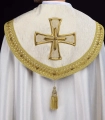 Ręcznie zdobiona kapa liturgiczna ecru z haftowanym krzyżem i kamieniami naturalnymi - HM/3018/05/86 - HAF HM/3018/05/86 - Dewocjonalia P.H. Jakóbczak - Katolicki sklep liturgiczny i hurtownia