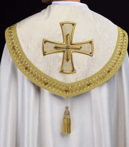 Ręcznie zdobiona kapa liturgiczna ecru z haftowanym krzyżem i kamieniami naturalnymi - HM/3018/05/86