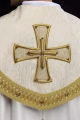 Ręcznie zdobiona kapa liturgiczna ecru z haftowanym krzyżem i kamieniami naturalnymi - HM/3018/05/86 - HAF HM/3018/05/86 - Dewocjonalia P.H. Jakóbczak - Katolicki sklep liturgiczny i hurtownia