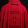 Ornat czerwony z haftowanymi krzyżami - HA7032-02 - HAF HA7032-02 - Dewocjonalia P.H. Jakóbczak - Katolicki sklep liturgiczny i hurtownia