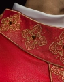 Ornat czerwony z haftowanym pasem z motywem krzyża - S-7056-02-54 - HAF S-7056-02-54 - Dewocjonalia P.H. Jakóbczak - Katolicki sklep liturgiczny i hurtownia