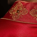 Ornat czerwony z haftowanym pasem z motywem krzyża - S-7056-02-54 - HAF S-7056-02-54 - Dewocjonalia P.H. Jakóbczak - Katolicki sklep liturgiczny i hurtownia
