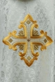 Ornat ecru z haftowanym krzyżem na wzorzystej tkaninie - HIT/197007/05/67 - HAF HIT/197007/05/67 - Dewocjonalia P.H. Jakóbczak - Katolicki sklep liturgiczny i hurtownia