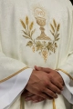 Ornat ecru z haftem kielicha i hostii na tkaninie żakardowej - KOA/002/05/98 - HAF KOA/002/05/98 - Dewocjonalia P.H. Jakóbczak - Katolicki sklep liturgiczny i hurtownia