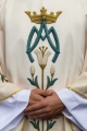 Ornat ecru z nadrukiem lilii i motywem maryjnym - KOD/7002/05/40 - HAF KOD/7002/05/40 - Dewocjonalia P.H. Jakóbczak - Katolicki sklep liturgiczny i hurtownia