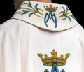 Ornat ecru z nadrukiem lilii i motywem maryjnym - KOD/7002/05/40 - HAF KOD/7002/05/40 - Dewocjonalia P.H. Jakóbczak - Katolicki sklep liturgiczny i hurtownia