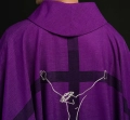 Ornat fioletowy z wizerunkiem ukrzyżowanego Jezusa - HA7049-03 - HAF HA7049-03 - Dewocjonalia P.H. Jakóbczak - Katolicki sklep liturgiczny i hurtownia
