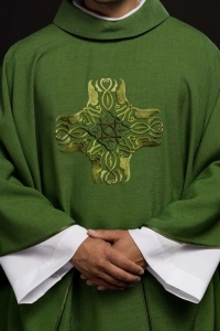 Ornat zielony z haftowanym krzyżem - HA7035-01