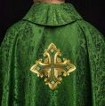 Ornat zielony z haftowanym krzyżem na wzorzystej tkaninie - HIT/197007/01/67 - HAF HIT/197007/01/67 - Dewocjonalia P.H. Jakóbczak - Katolicki sklep liturgiczny i hurtownia