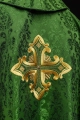 Ornat zielony z haftowanym krzyżem na wzorzystej tkaninie - HIT/197007/01/67 - HAF HIT/197007/01/67 - Dewocjonalia P.H. Jakóbczak - Katolicki sklep liturgiczny i hurtownia