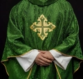 Ornat zielony z haftowanym krzyżem na wzorzystej tkaninie - HIT/197007/01/67 - HAF HIT/197007/01/67 - Dewocjonalia P.H. Jakóbczak - Katolicki sklep liturgiczny i hurtownia