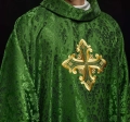 Ornat zielony z haftowanym krzyżem na wzorzystej tkaninie - HIT/197007/01/67 - HAF HIT/197007/01/67 - Dewocjonalia P.H. Jakóbczak - Katolicki sklep liturgiczny i hurtownia