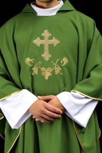 Ornat zielony z haftowanym krzyżem i szerokim kołnierzem - KOK/001/01/12/KARO