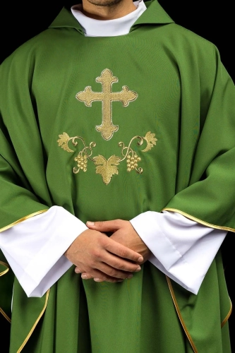 Ornat zielony z haftowanym krzyżem i szerokim kołnierzem - KOK/001/01/12/KARO - HAF KOK/001/01/12/KARO - Dewocjonalia P.H. Jakóbczak - Katolicki sklep liturgiczny i hurtownia