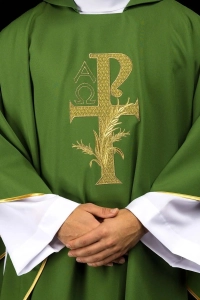 Ornat zielony z haftem Alfa i Omega i szerokim kołnierzem - KOK/004/01/12/KARO
