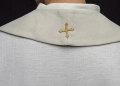 Aksamitna stuła kapłańska ecru z haftowanym krzyżem - LE/2029/05 - HAF LE/2029/05 - Dewocjonalia P.H. Jakóbczak - Katolicki sklep liturgiczny i hurtownia