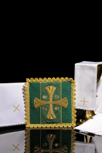 Zielony aksamitny komplet bielizny kielichowej z haftowanym krzyżem - S-5568/01