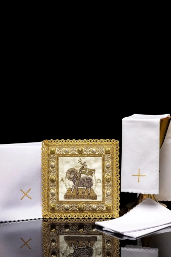 Biały bawełniany komplet bielizny kielichowej z haftem Baranka Bożego i krzyża - S-5572 - HAF S-5572 - Dewocjonalia P.H. Jakóbczak - Katolicki sklep liturgiczny i hurtownia